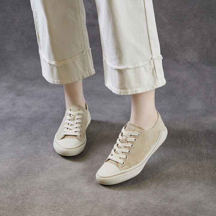 Women‘s Retro Suede Sneakers Vintage Round Toe Low Top Lace-up Flat Walking Shoes