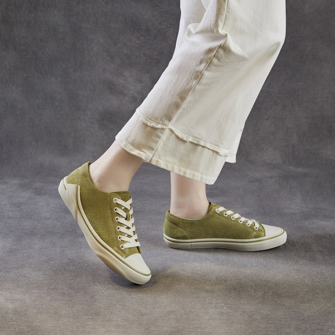 Women‘s Retro Suede Sneakers Vintage Round Toe Low Top Lace-up Flat Walking Shoes