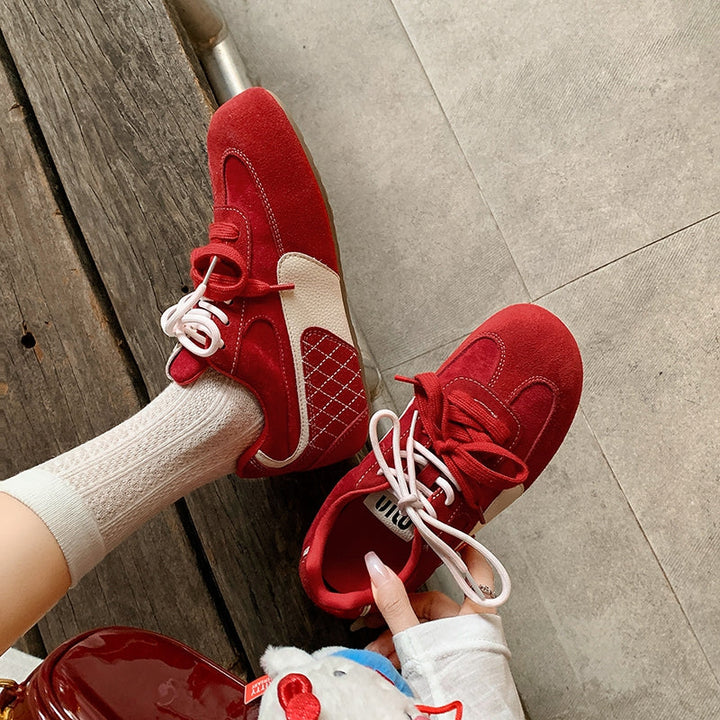 Women‘s Retro Cow Suede Sneakers Vintage Round Toe Double Lace-up Quilting Low Top Flats
