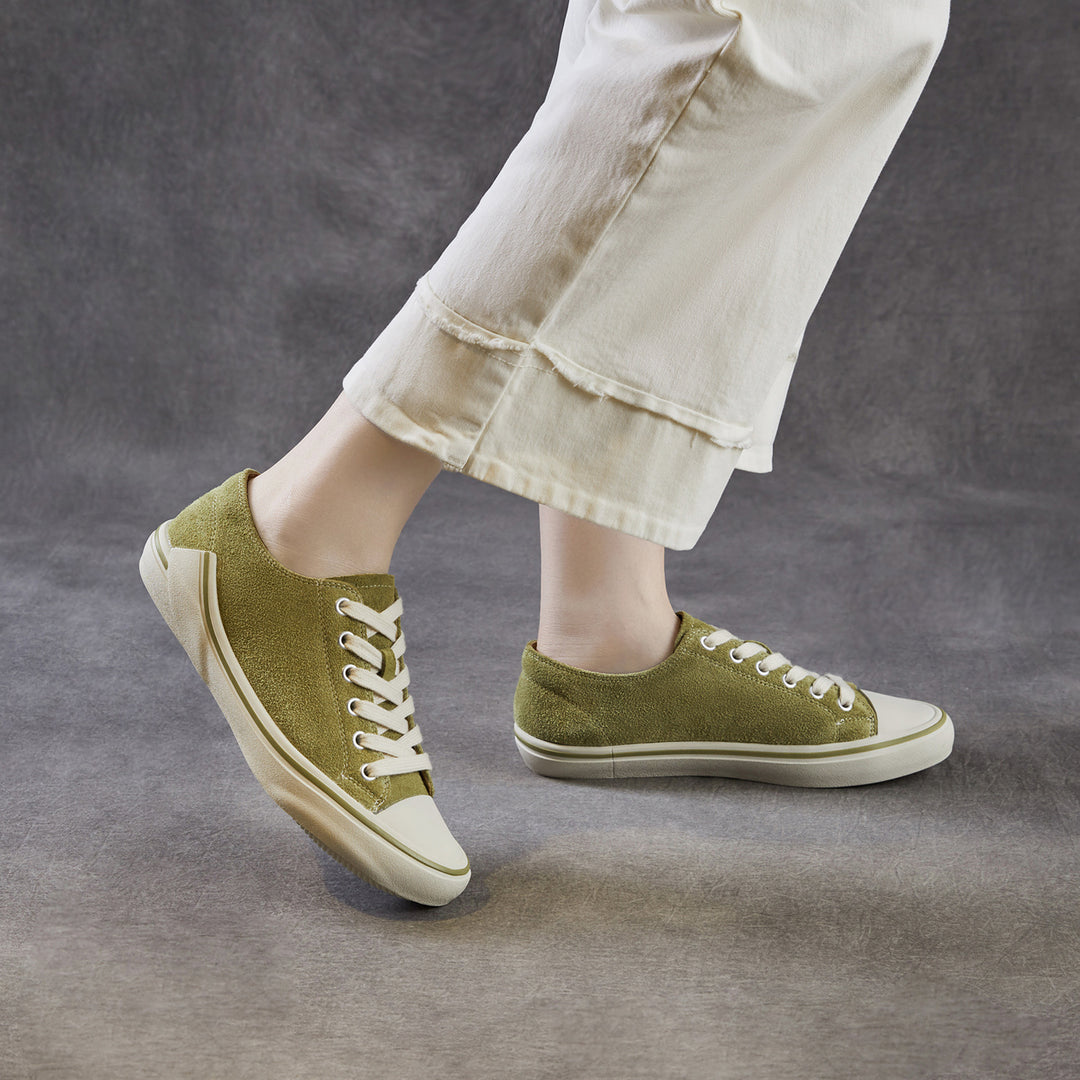 Women‘s Retro Suede Sneakers Vintage Round Toe Low Top Lace-up Flat Walking Shoes