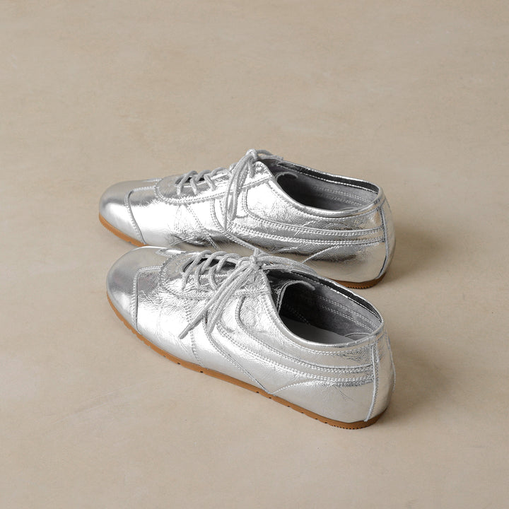 Women’s Soft Leather Flat Sneakers – Stylish Comfortable Casual Shoes