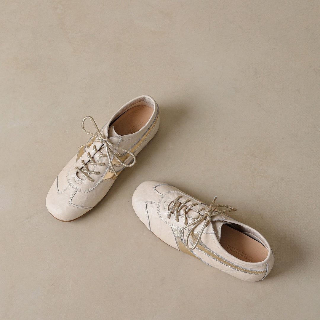 Women’s Soft Leather Flat Sneakers – Stylish Comfortable Casual Shoes