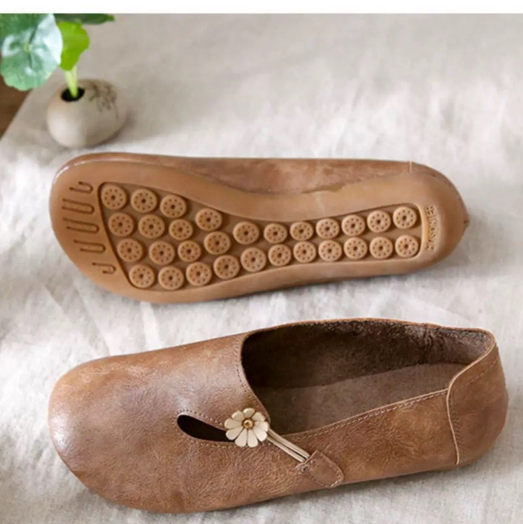 Women's Literary Style Moral Girl Flower Decoration Comfortable Slip-on Flat Shoes